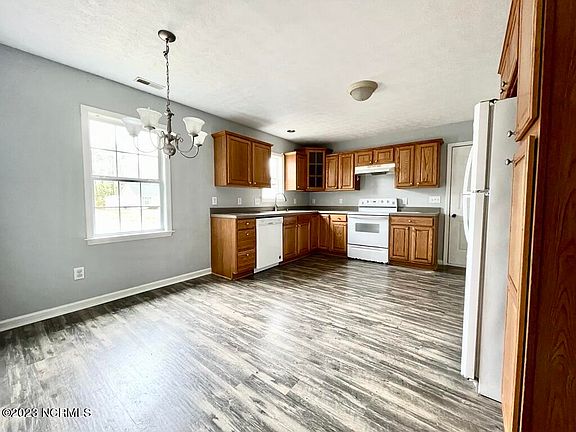 4th image of 104 Sweet Bay Dr