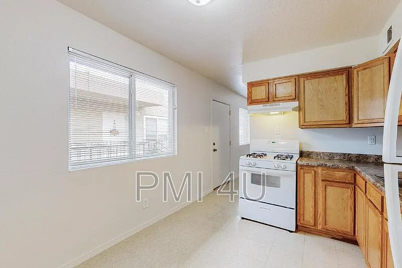 Building Photo - 233 Tennessee St NE #D