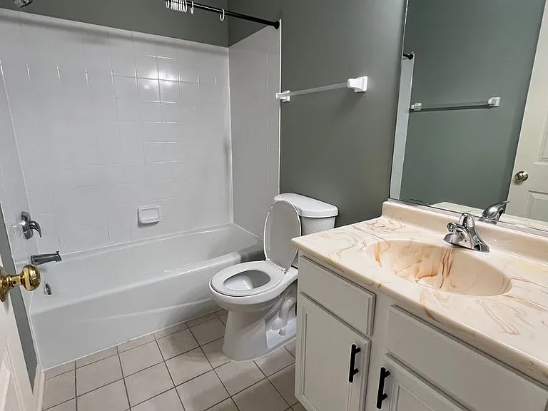 979 Kensington Dr — Photo 15