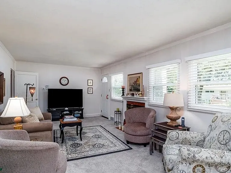 460 Royal Ave — Photo 2