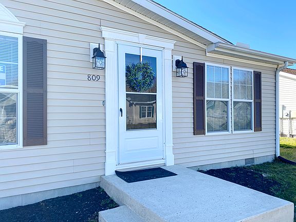 3rd image of 809 Farrall Dr