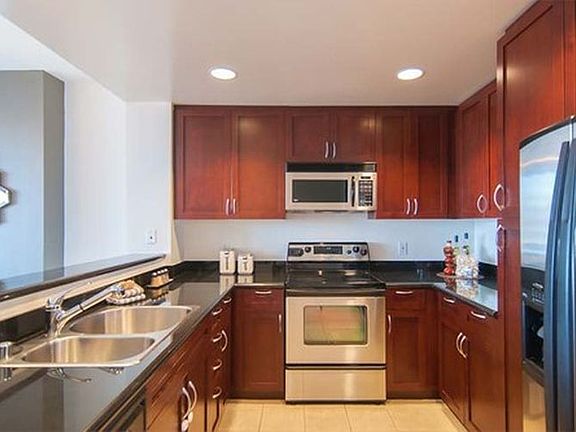 4th image of 260 King St Unit 1413