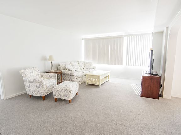 3rd image of 250 Hammond Pond Pkwy APT 311N