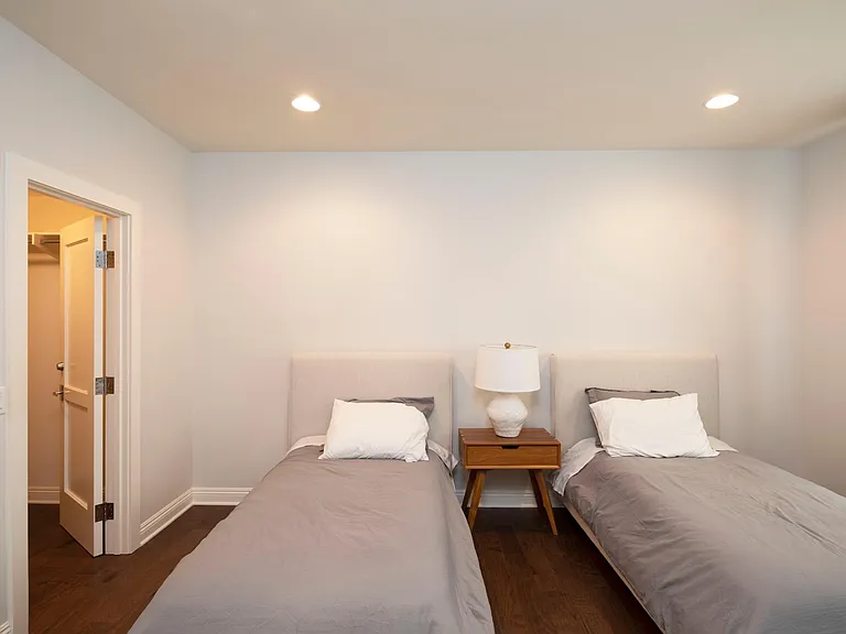553 Stratford Ct — Photo 15