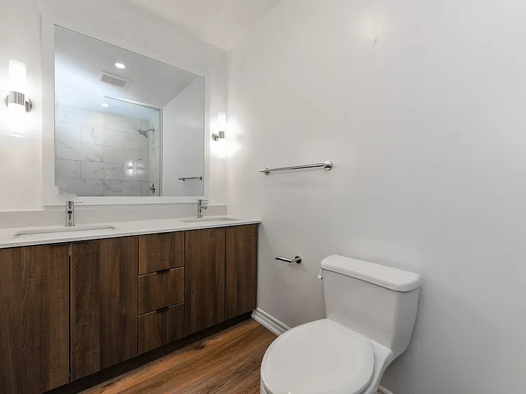 571 Prince Edward Dr N — Photo 35