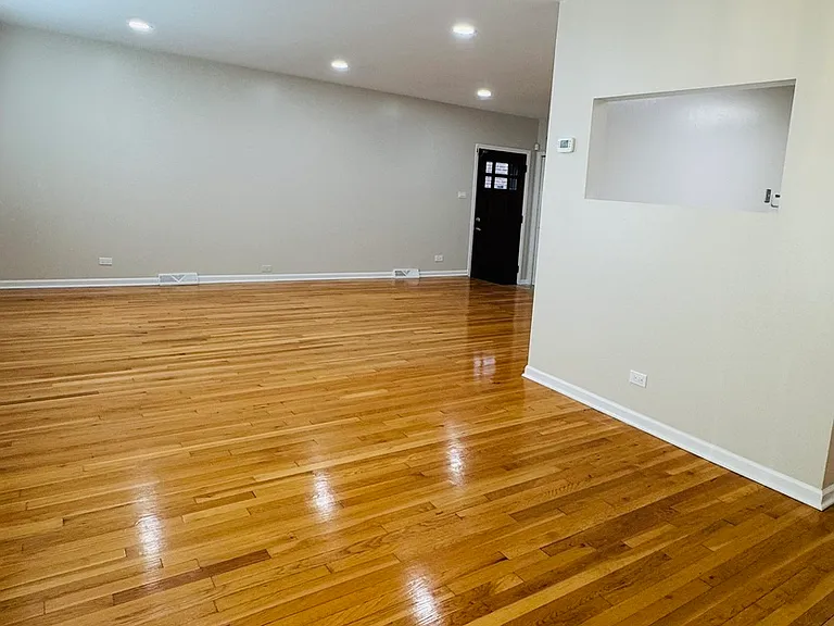7011 N Hamlin Ave — Photo 6