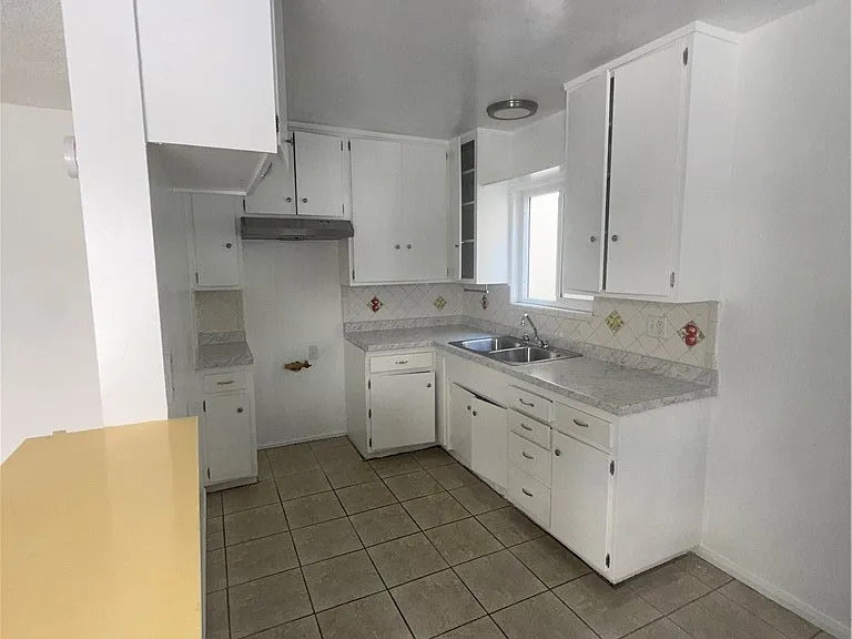 1805 S Rimpau Blvd — Photo 16