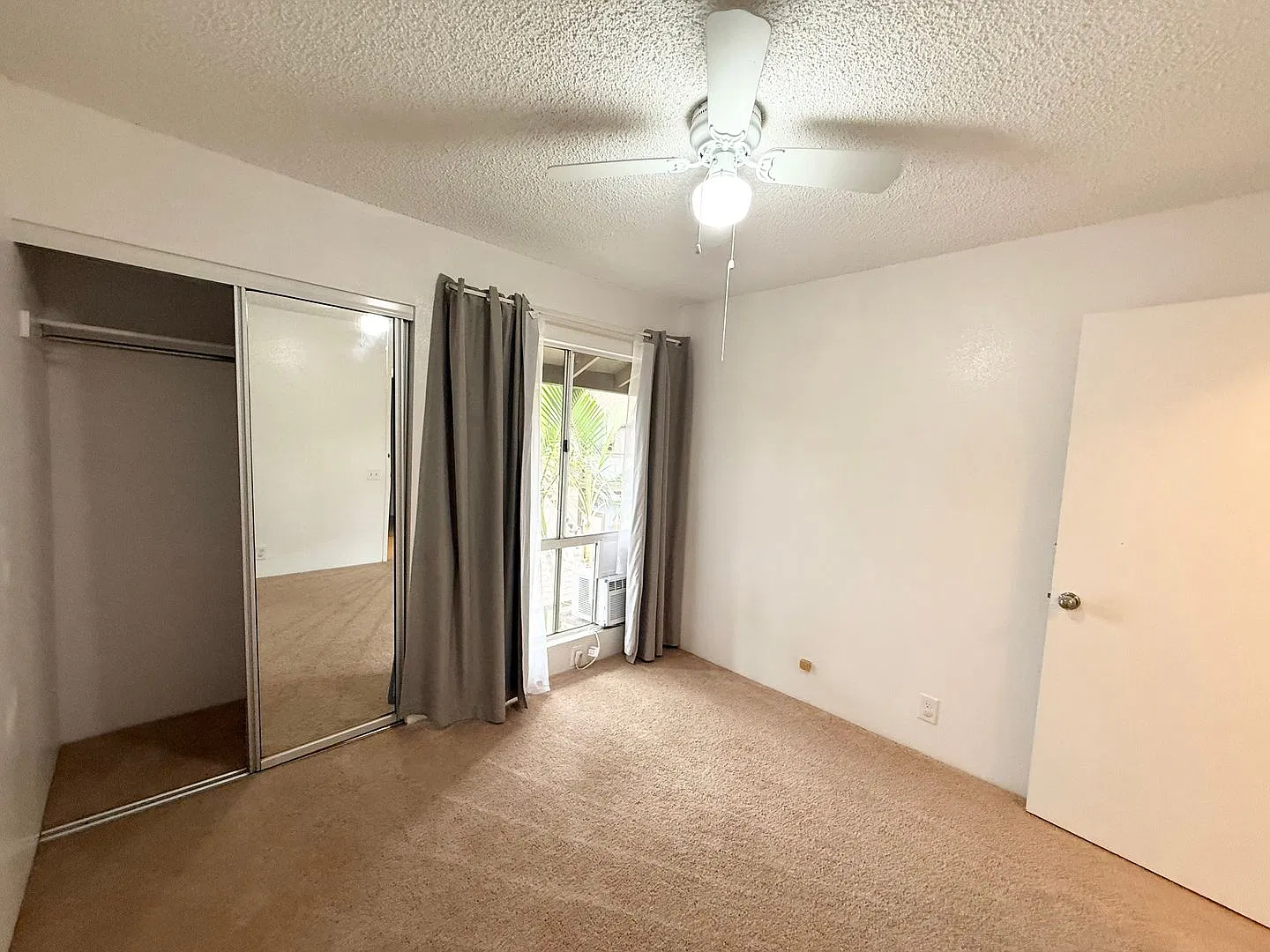 Beautiful Unfurnished 2bdrm / 1.5bath Palm Villas Unit with 2 Parking Stalls — Photo 4