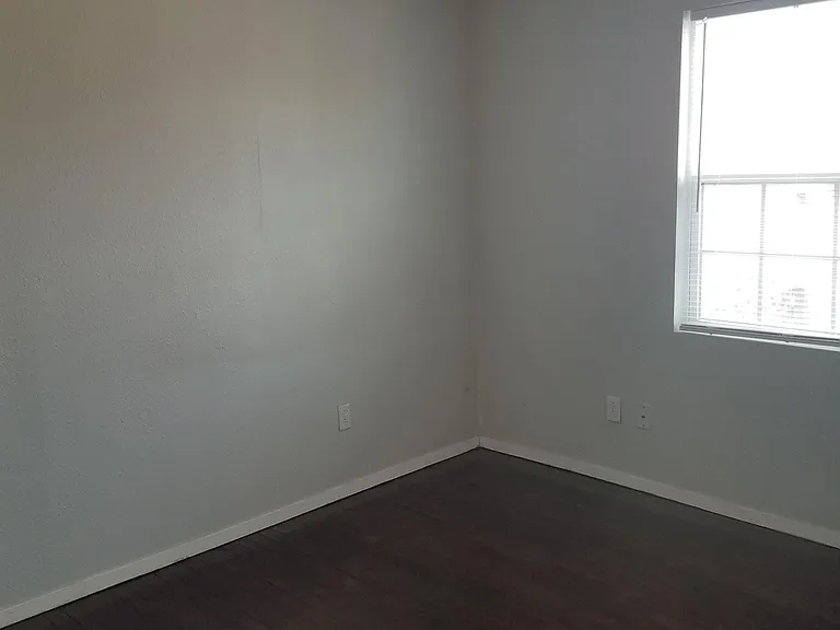 420 W Crockett St — Photo 4