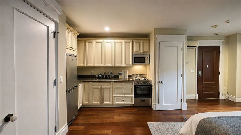 Building Photo - 686 Tremont St #2