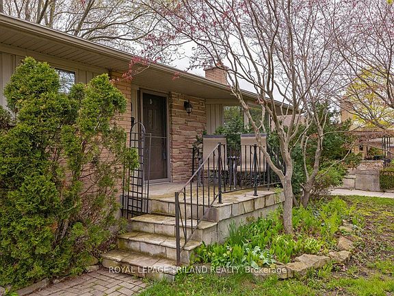 3rd image of 596 Ridgewood Cres