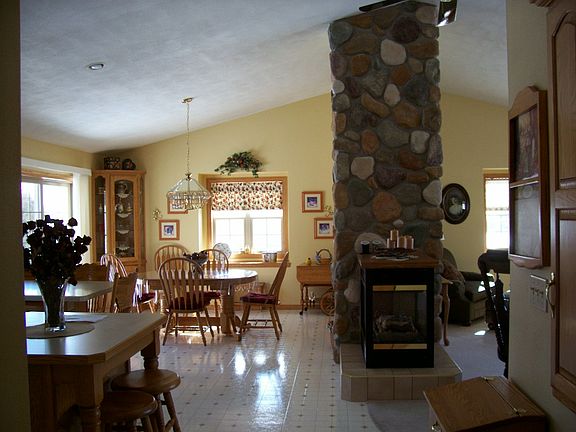 5th image of 302 N Park Ln
