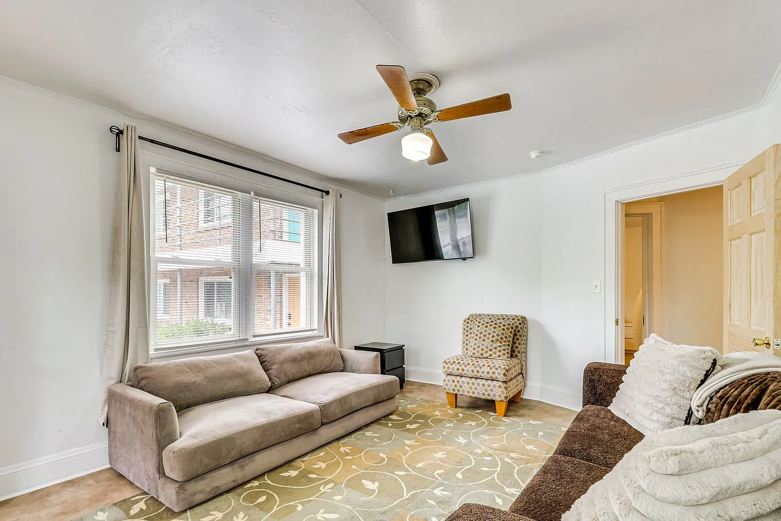 2 bed, 1.0 bath, 893 sqft, $2,007 — Photo 2