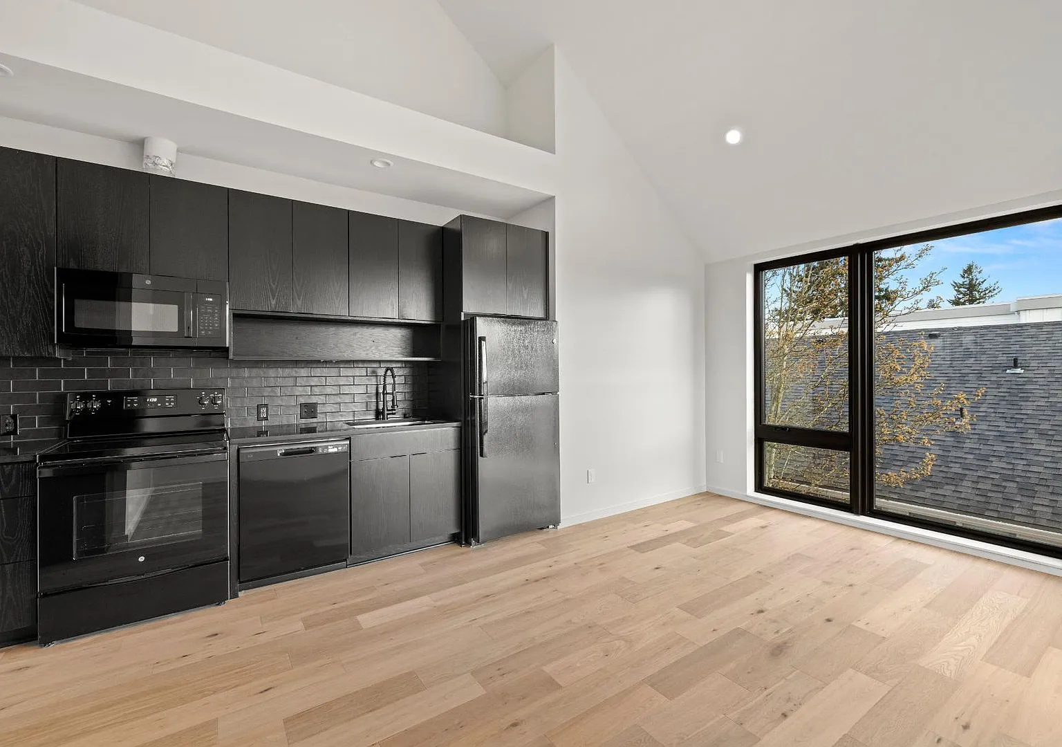 1615 N Willis Blvd — Photo 2