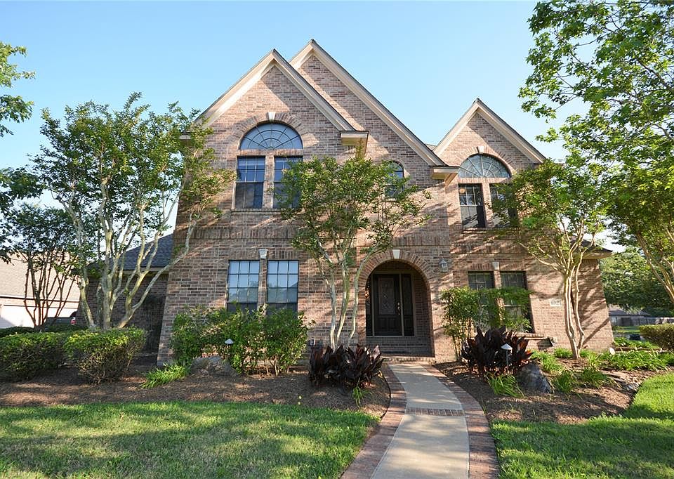 1st image of 102 Harvard Oaks Dr