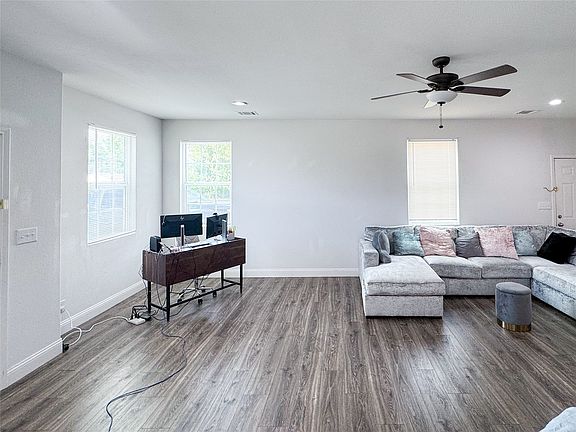 4th image of 3322 Pickett St