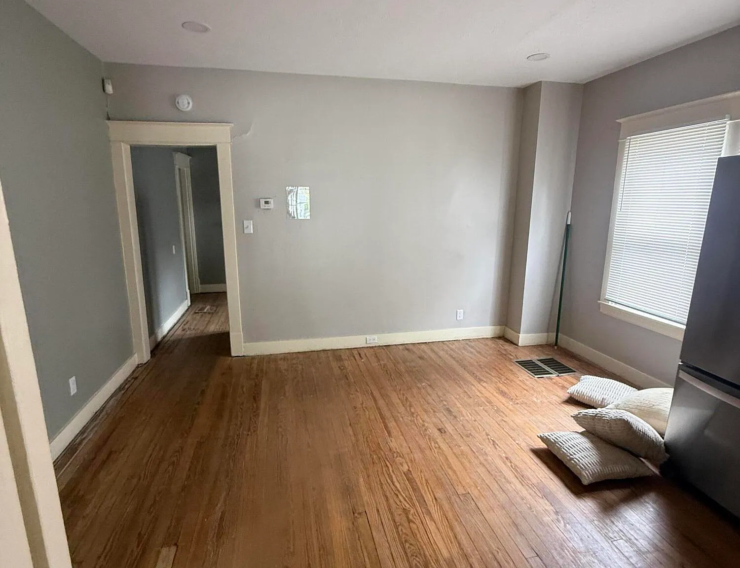 3 bed, 1.0 bath, 7156 sqft, $1,350 — Photo 3
