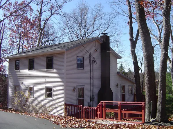 2257 Pine Ln, Bushkill, PA 18324