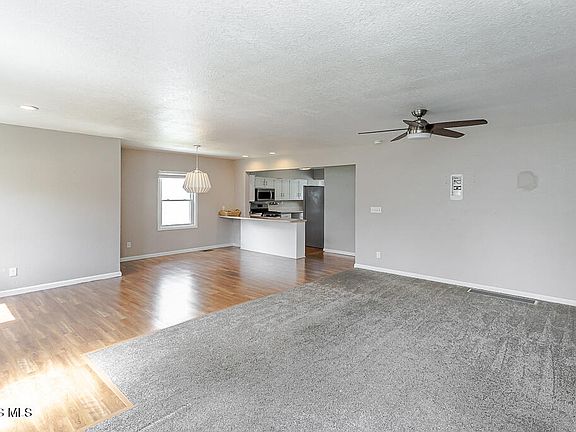 5th image of 812 W College Ave