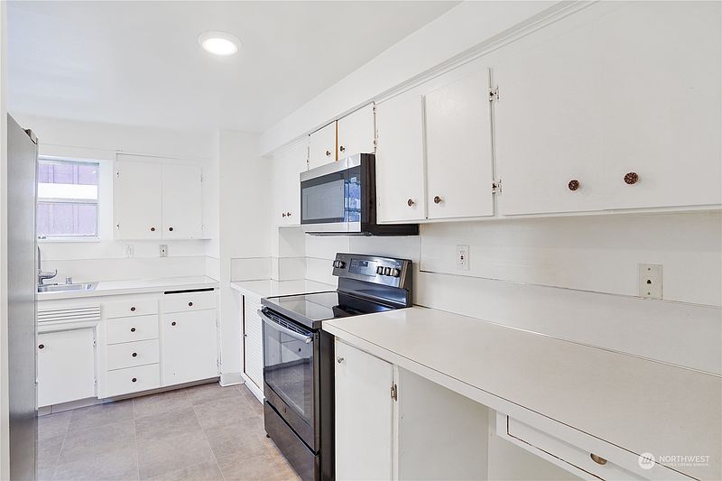 5th image of 2852 SW Genesee Street
