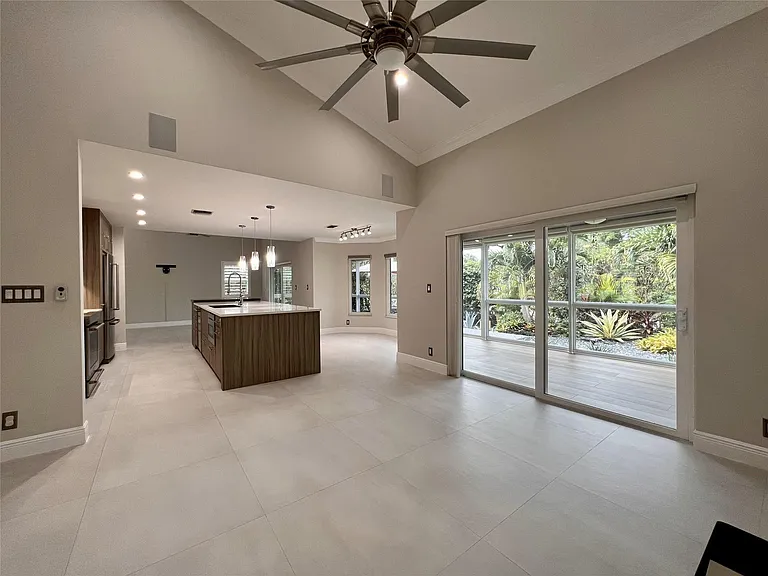 720 Birdie Ct — Photo 2