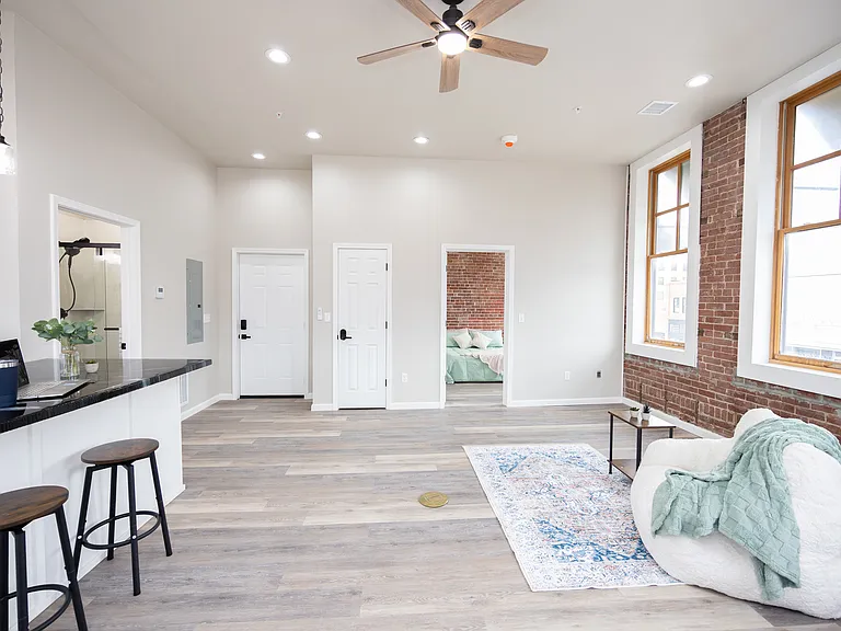 201 E Grand Ave #1 — Photo 7