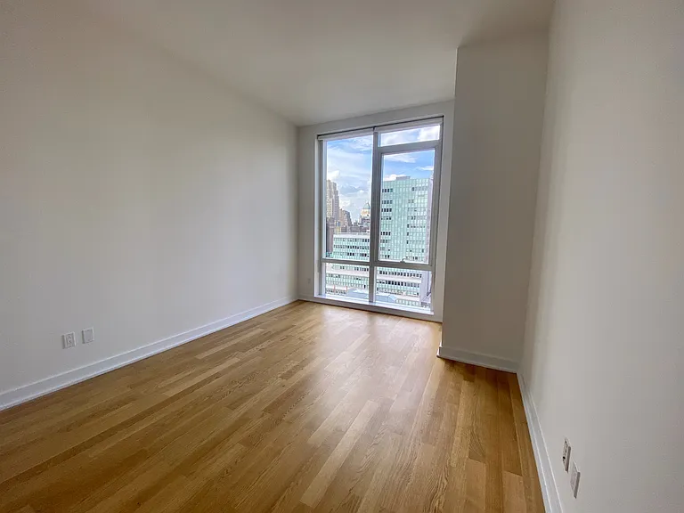 885 6th Ave #38E — Photo 8