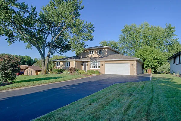 8134 Crestview Dr photo 1