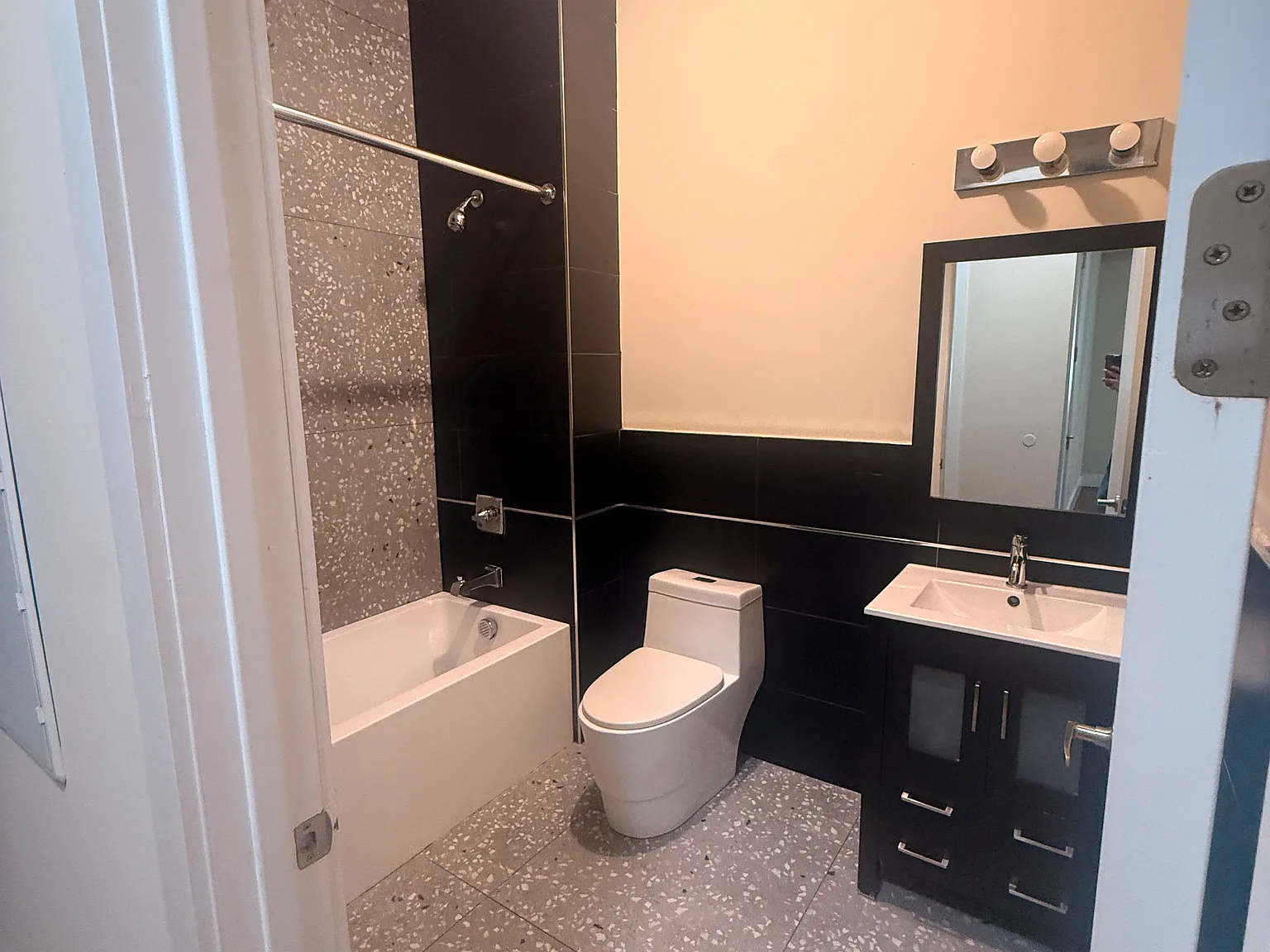 2 bed, 2000 sqft, $2,000 — Photo 2