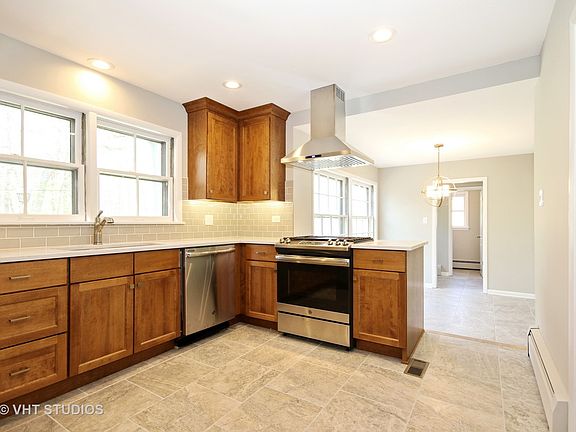 4th image of 20844 Greenwood Dr