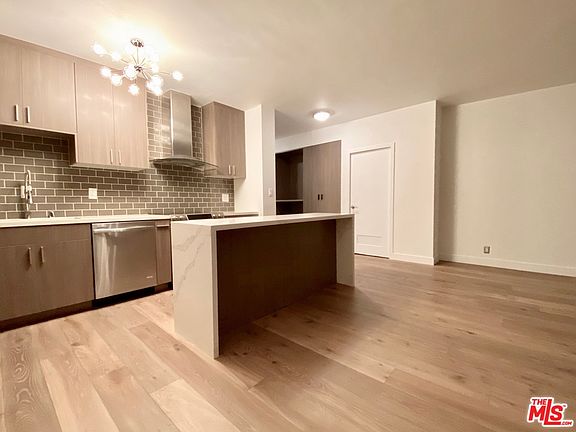 4th image of 999 N Doheny Dr APT 1001