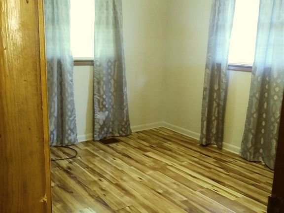 4th image of 704 E Main St