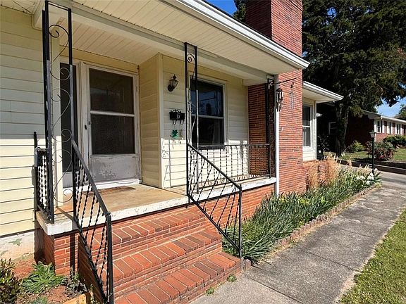 2nd image of 7 Hillcrest Ave NE