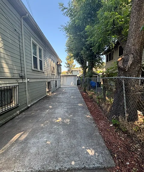 121 W Rose St — Photo 14