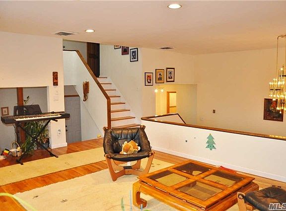 4th image of 8 Piper Dr