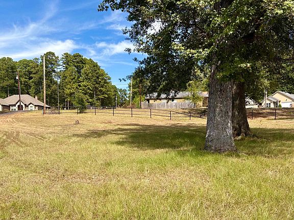 4th image of 2 Pine Tree Rd