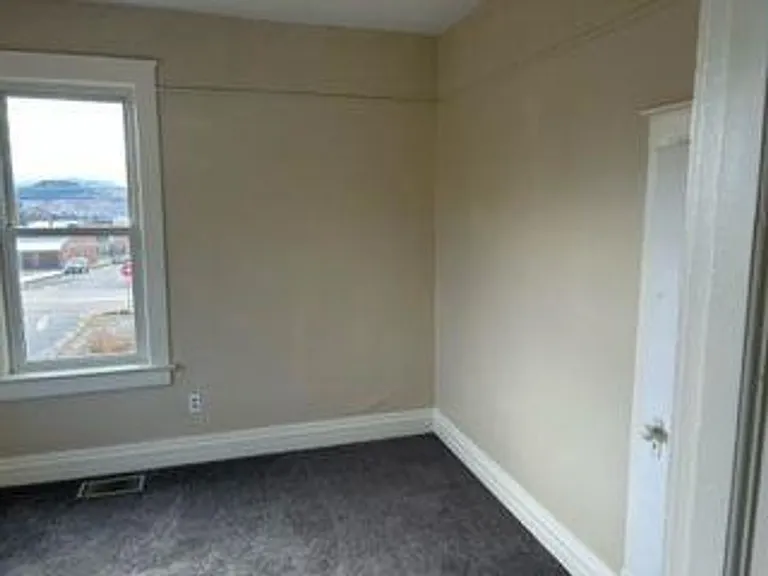 221 N Henry Ave — Photo 4