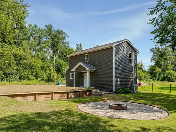 9755 Portage Trl, White Lake, MI 48386