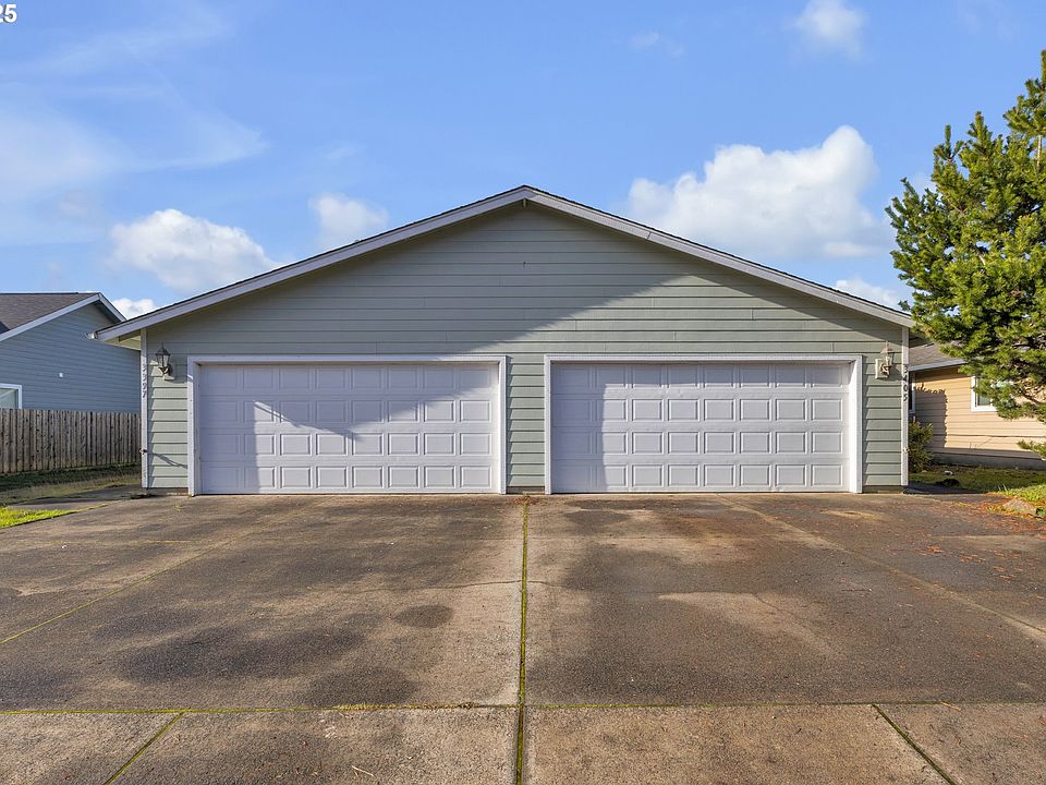 1st image of 3397 Oak St