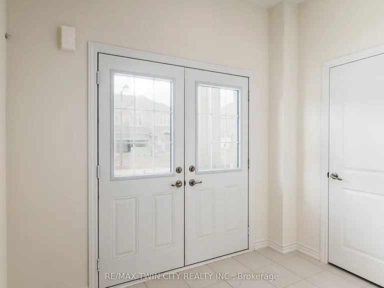 33 Dennis Ave — Photo 3