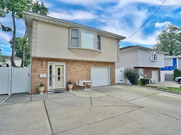 3rd image of 51 Eltingville Blvd