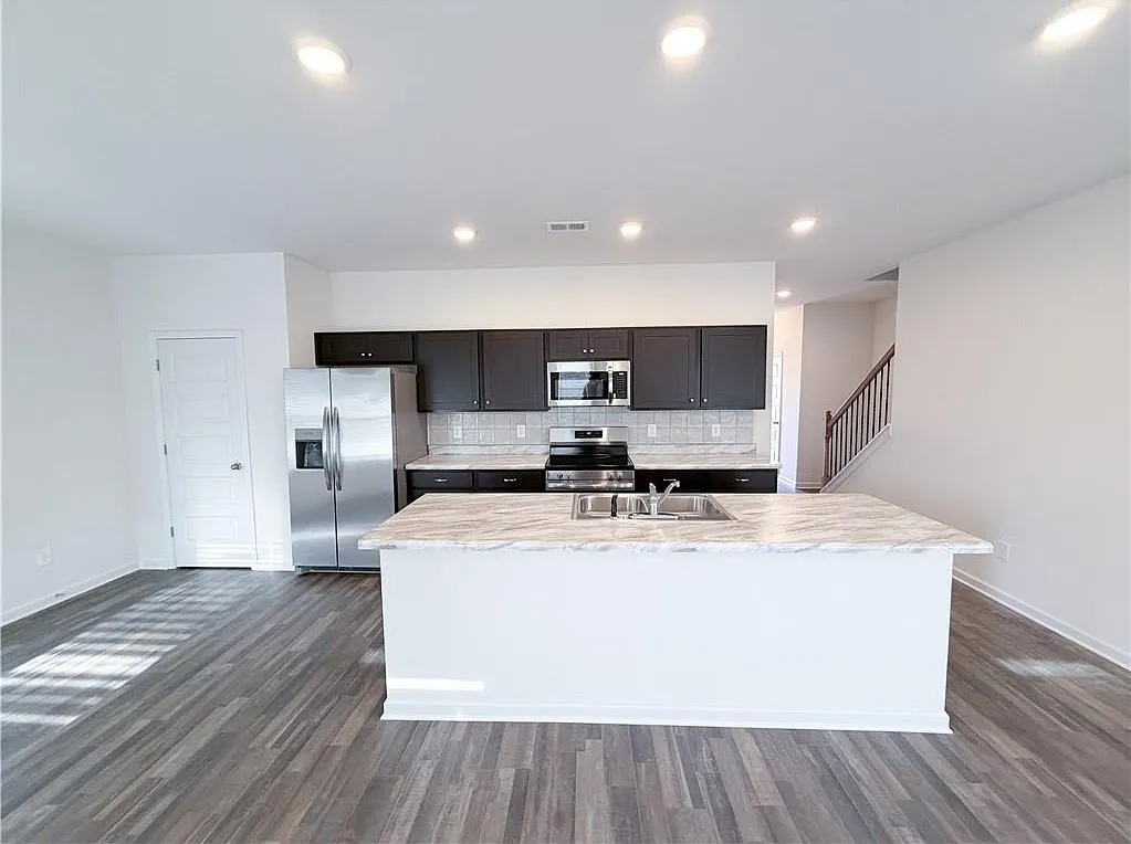3 bed, 2.5 bath, 1933 sqft, $1,990 — Photo 3