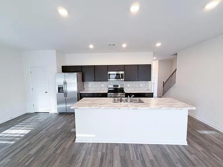 145 Oak St — Photo 3