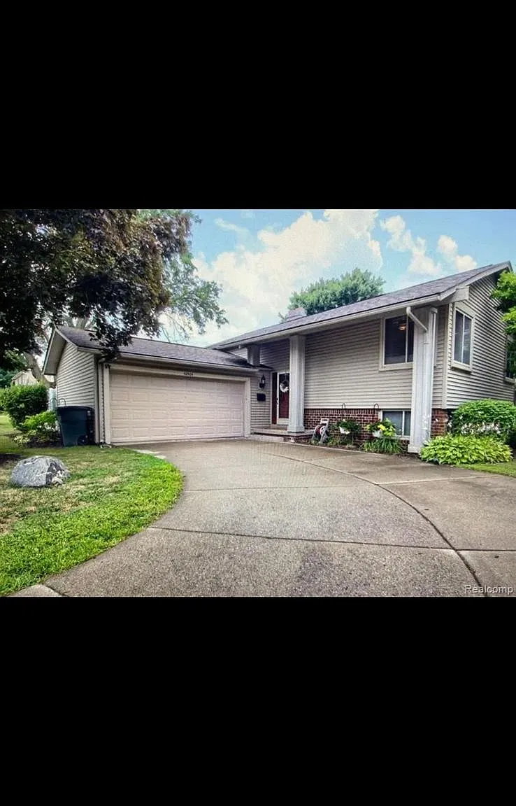 4 bed, 2100 sqft, $2,599 — Photo 1