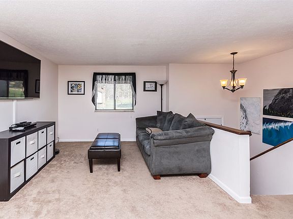 3rd image of 323 Brookwood Dr