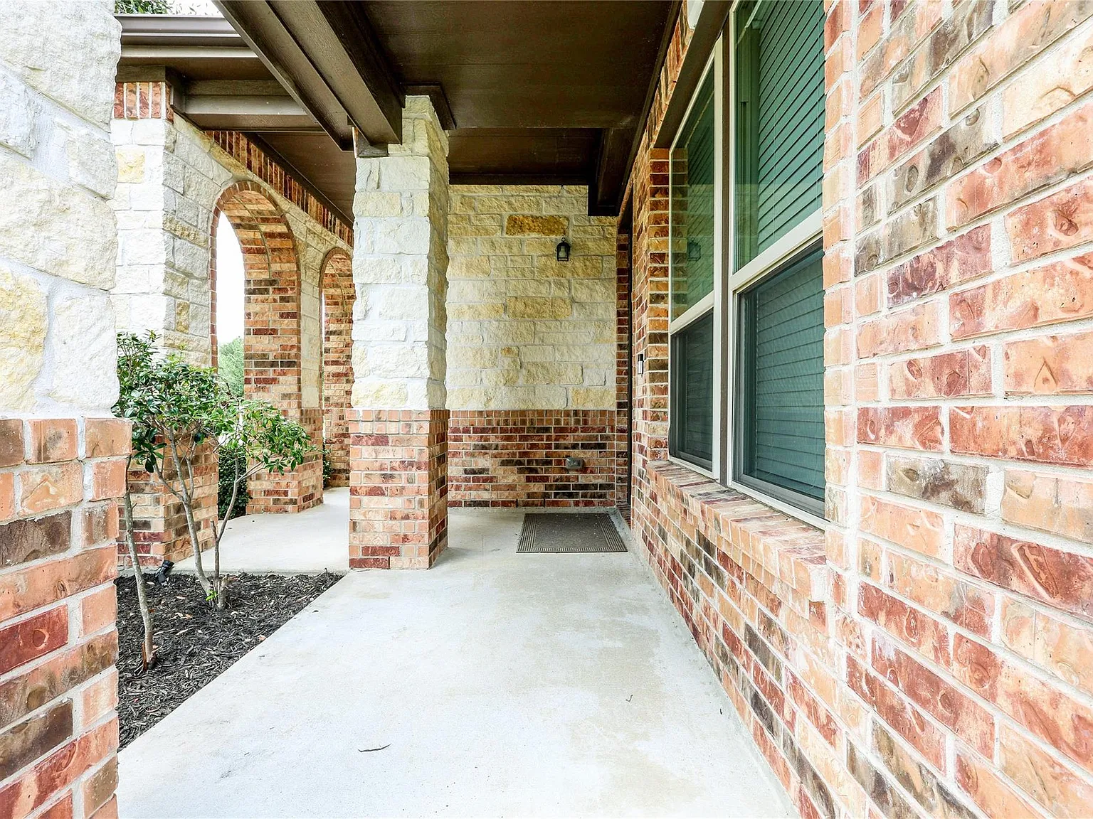 4 bed, 2.5 bath, 2850 sqft, $2,850 — Photo 3