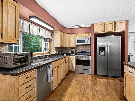 3rd image of 75 Nelson Dr