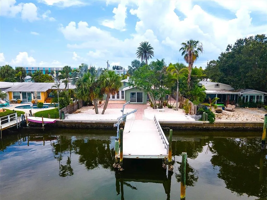 3 bed, 2.0 bath, 1658 sqft, $3,500 — Photo 2