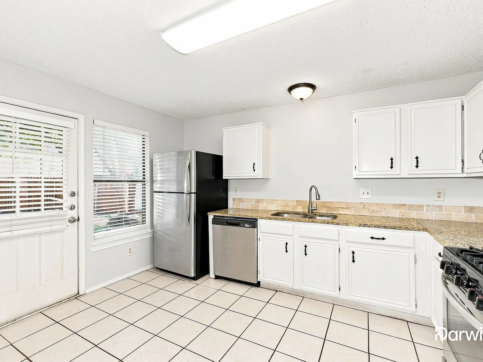3 bed, 2.5 bath, 2213 sqft, $2,410 — Photo 2