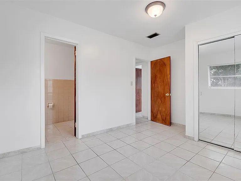 1040 San Luis Dr — Photo 29